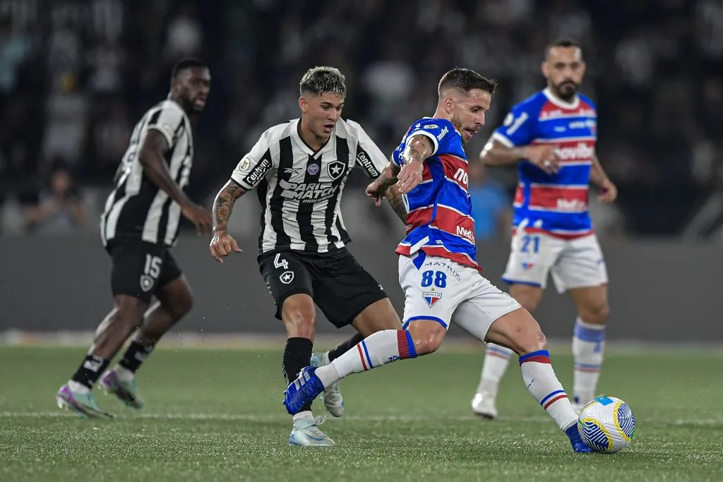Sasha jogador do Fortaleza durante partida contra o Botafogo. Foto: Thiago Ribeiro/AGIF