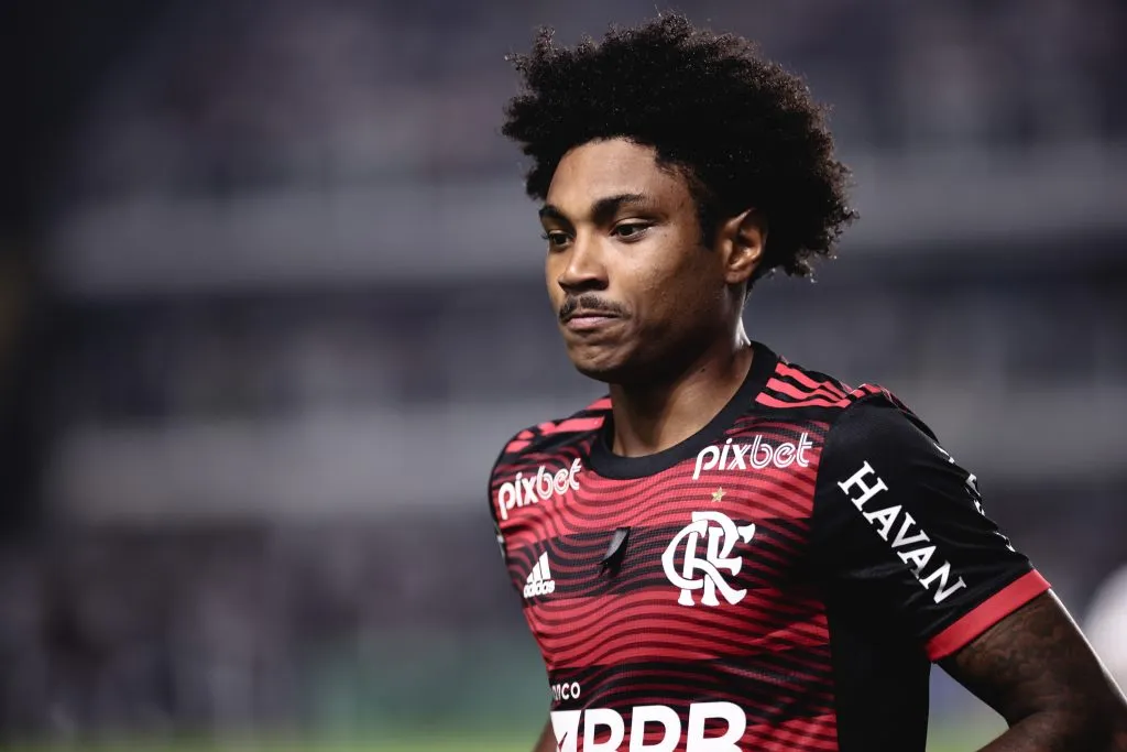 Vitinho em ação pelo Flamengo. Foto: Ettore Chiereguini/AGIF