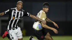 RJ - RIO DE JANEIRO - 04/12/2024 - BRASILEIRO A 2024, VASCO X ATLETICO-MG - Joao Victor jogador do Vasco disputa lance com Deyverson jogador do Atletico-MG durante partida no estadio Sao Januario pelo campeonato Brasileiro A 2024. Foto: Jorge Rodrigues/AGIF
