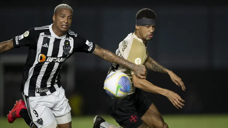 RJ - RIO DE JANEIRO - 04/12/2024 - BRASILEIRO A 2024, VASCO X ATLETICO-MG - Joao Victor jogador do Vasco disputa lance com Deyverson jogador do Atletico-MG durante partida no estadio Sao Januario pelo campeonato Brasileiro A 2024. Foto: Jorge Rodrigues/AGIF