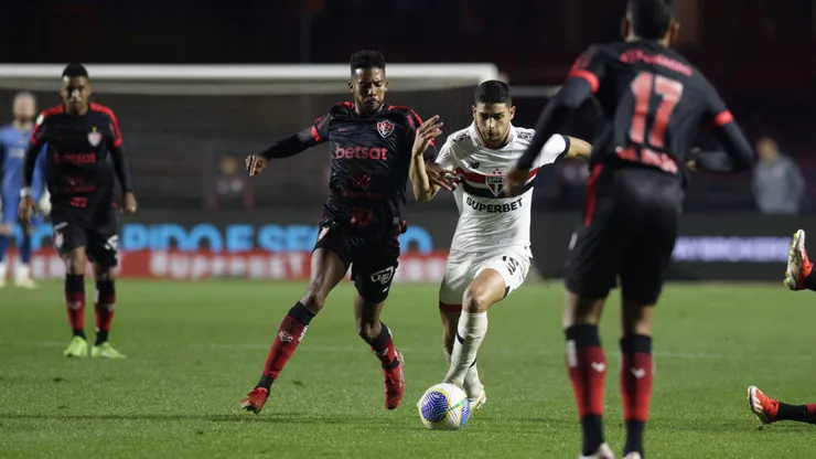 SP - SAO PAULO - 25/08/2024 - BRASILEIRO A 2024, SAO PAULO X VITORIA - Michel Araujo jogador do Sao Paulo durante partida contra o Vitoria no estadio Morumbi pelo campeonato Brasileiro A 2024. Foto: Anderson Romao/AGIF