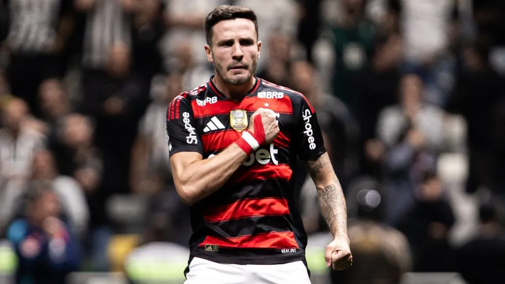 Saul jogador do Flamengo cobra penalti em decisao durante partida contra o Atletico-MG no estadio Arena MRV pelo campeonato Copa Do Brasil 2025. Foto: Mateus Dutra/AGIF
