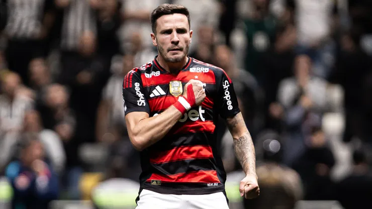 Saul jogador do Flamengo cobra penalti em decisao durante partida contra o Atletico-MG no estadio Arena MRV pelo campeonato Copa Do Brasil 2025. Foto: Mateus Dutra/AGIF