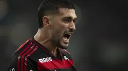 Arrascaeta, jogador do Flamengo, comemora seu gol durante partida contra o Bahia no estadio Maracana pelo campeonato Brasileiro A 2025. Foto: Jorge Rodrigues/AGIF