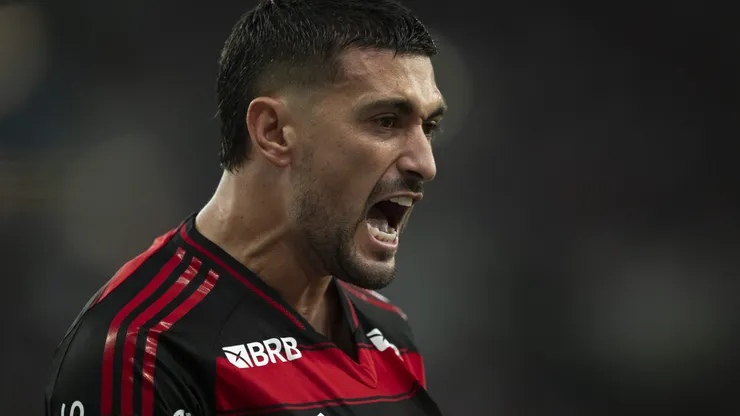 Arrascaeta, jogador do Flamengo, comemora seu gol durante partida contra o Bahia no estadio Maracana pelo campeonato Brasileiro A 2025. Foto: Jorge Rodrigues/AGIF
