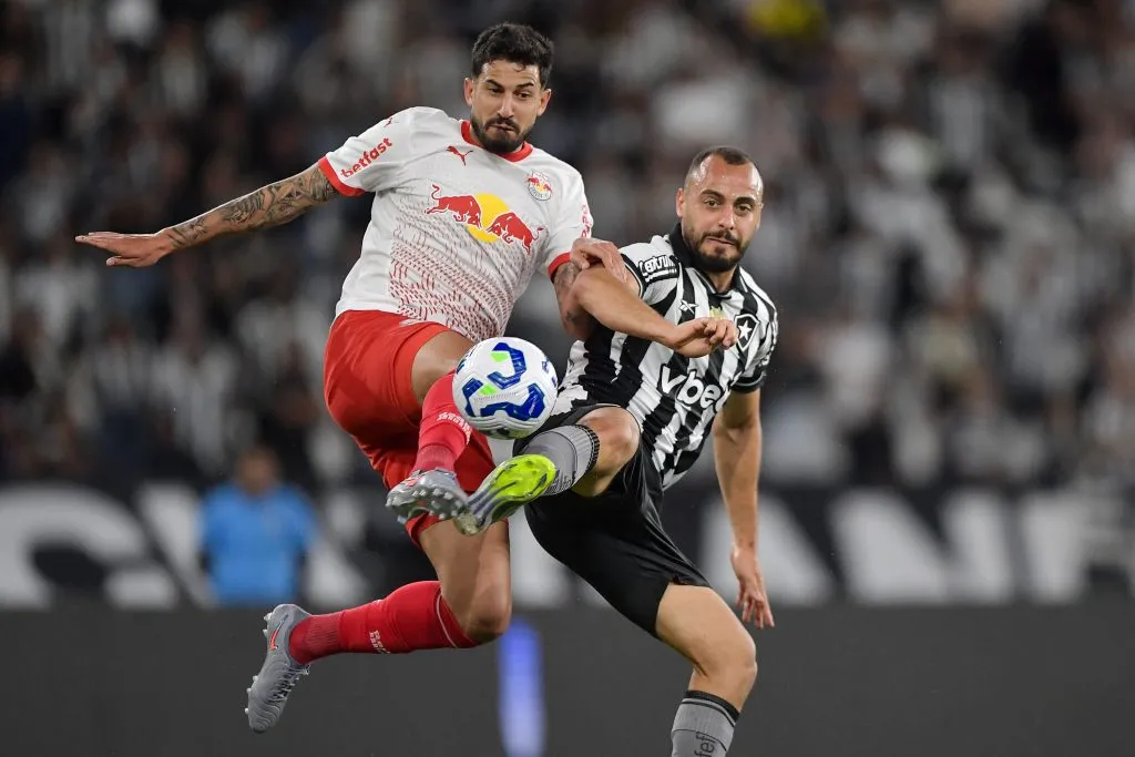 Arthur Cabral jogador do Botafogo disputa lance com Pedro Henrique jogador do Bragantino. Foto: Thiago Ribeiro/AGIF