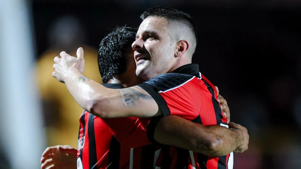 Jogadores do Vitória comemoram gol marcado. Foto: Jhony Pinho/AGIF.
