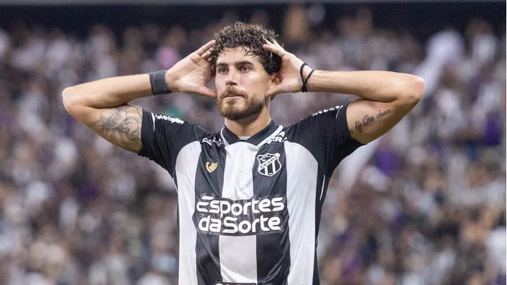 Pedro Raul em ação no clássico contra o Fortaleza