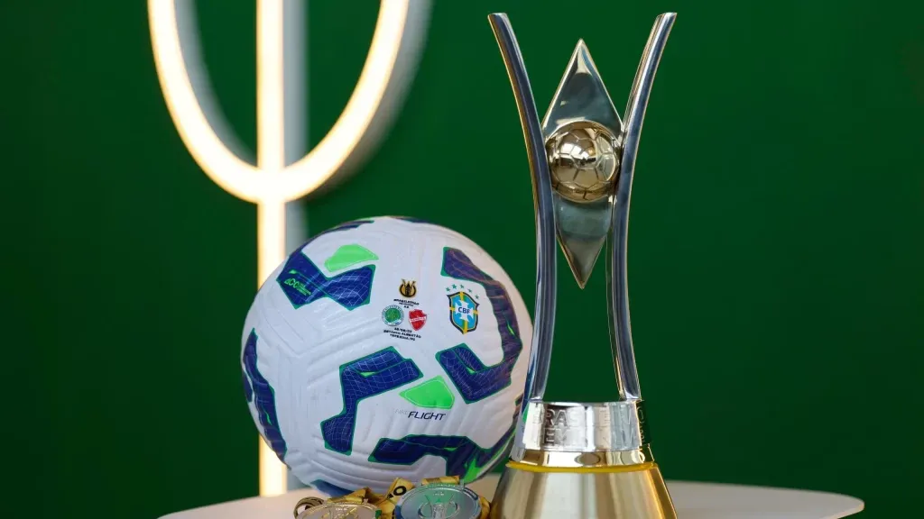 Bola e taça do Brasileirão Feminino A3