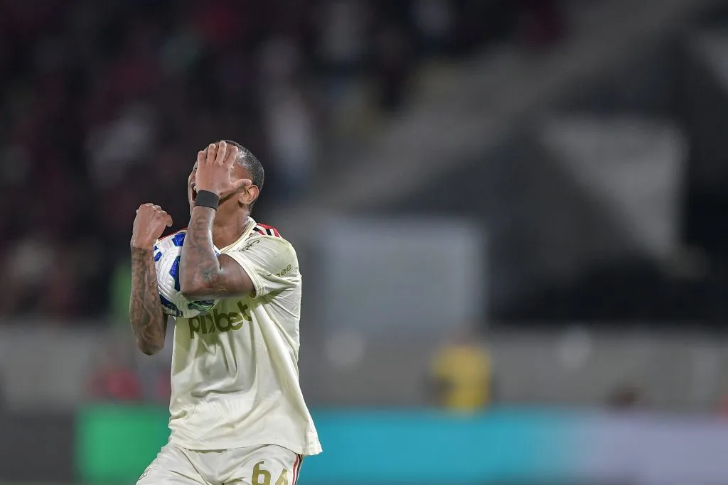 RJ – RIO DE JANEIRO – 31/07/2025 – COPA DO BRASIL 2025, FLAMENGO X ATLETICO-MG – Wallace Yan jogador do Flamengo durante partida contra o Atletico-MG no estadio Maracana pelo campeonato Copa Do Brasil 2025. Foto: Thiago Ribeiro/AGIF