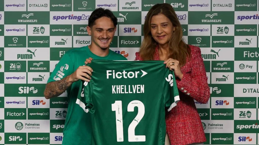 Khellven em sua apresentação junto a presidente Leila Pereira na Academia de Futebol. (Foto: Cesar Greco/Palmeiras/by Canon)