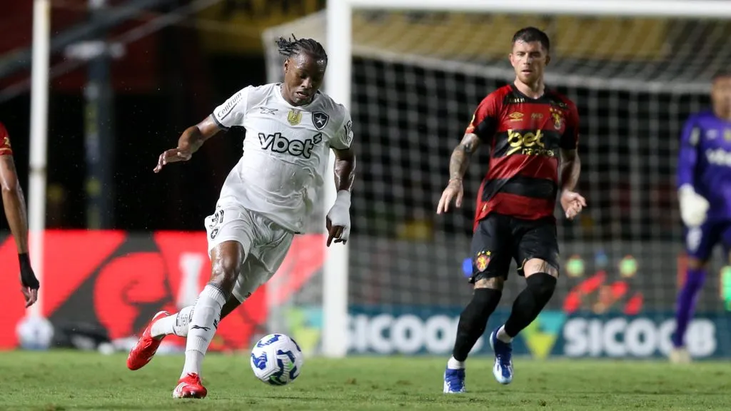 Kaio Pantaleão em campo pelo Botafogo. Foto: Marlon Costa/AGIF
