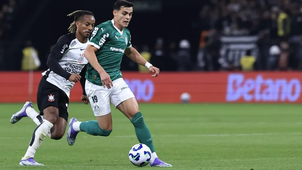 Andre Carrillo jogador do Corinthians disputa lance com Sosa jogador do Palmeiras durante partida no estadio Arena Corinthians pelo campeonato Copa Do Brasil 2025. Foto: Marcello Zambrana/AGIF