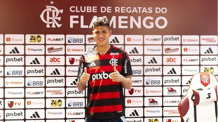 Carrascal foi apresentado pelo Flamengo. Foto: Adriano Fontes/Flamengo