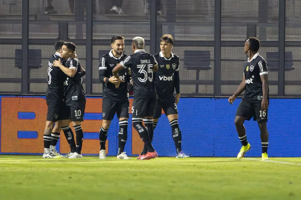 Savarino, do Botafogo comemora seu gol com os companheiros durante partida contra o Bragantino no estadio Cicero De Souza Marques pelo campeonato Copa Do Brasil 2025. Foto: Joisel Amaral/AGIF