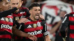Plata jogador do Flamengo comemora seu gol com De Arrascaeta - Foto: Jorge Rodrigues/AGIF