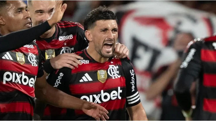 Plata jogador do Flamengo comemora seu gol com De Arrascaeta - Foto: Jorge Rodrigues/AGIF
