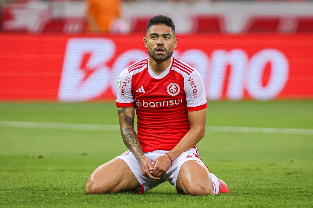 RS – PORTO ALEGRE – 30/10/2024 – BRASILEIRO A 2024, INTERNACIONAL X FLAMENGO – Bruno Tabata jogador do Internacional lamenta durante partida contra o Flamengo no estadio Beira-Rio pelo campeonato Brasileiro A 2024. Foto: Maxi Franzoi/AGIF