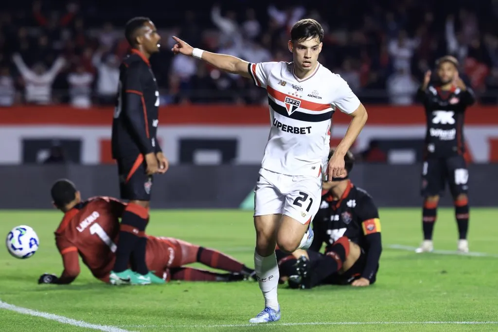 Bobadilla comemora um dos gols do triunfo do São Paulo sobre o Vitória no Morumbis. Foto: Marcello Zambrana/AGIF