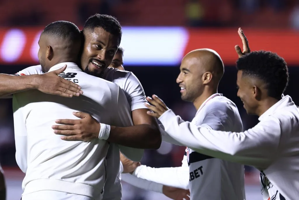Sabino, defensor do Sao Paulo comemora seu gol com companheiros de equipe durante partida contra o Vitoria no estadio Morumbi pelo campeonato Brasileiro A 2025. Foto: Marcello Zambrana/AGIF