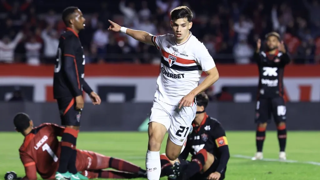 Bobadilla comemorando gol pelo São Paulo contra o Vitória. Foto: Marcello Zambrana/AGIF