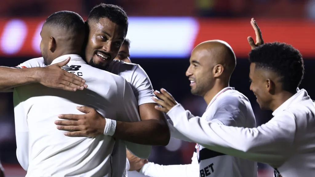 Sabino vibrando com o elenco do São Paulo – Foto: Marcello Zambrana/AGIF