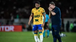 Auxiliar do Mirassol, Ivan Baitello, dá instruções a Reinaldo — Foto Pedro ZacchiAgência Mirassol