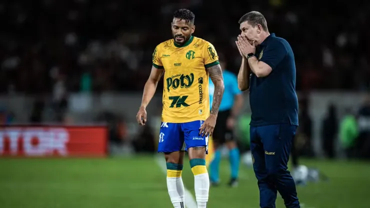 Auxiliar do Mirassol, Ivan Baitello, dá instruções a Reinaldo — Foto Pedro ZacchiAgência Mirassol