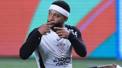 Memphis Depay pedindo substituição durante partida entre Palmeiras e Corinthians, no Allianz Parque, pela Copa do Brasil.