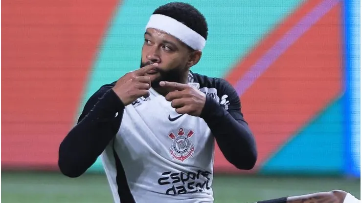 Memphis Depay pedindo substituição durante partida entre Palmeiras e Corinthians, no Allianz Parque, pela Copa do Brasil.