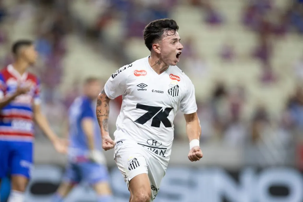CE – FORTALEZA – 12/06/2025 – BRASILEIRO A 2025, FORTALEZA X SANTOS – barreal jogador do Santos comemora seu gol durante partida contra o Fortaleza no estadio Arena Castelao pelo campeonato Brasileiro A 2025. Foto: Baggio Rodrigues/AGIF