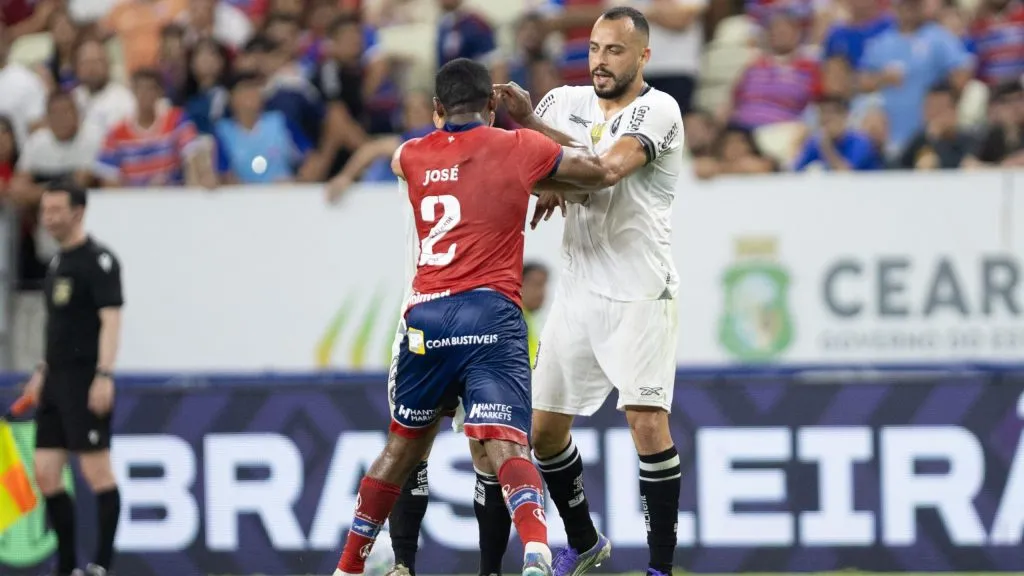 Tinga jogador do Fortaleza disputa lance com Arthur Cabral, jogador do Botafogo. Foto: Baggio Rodrigues/AGIF