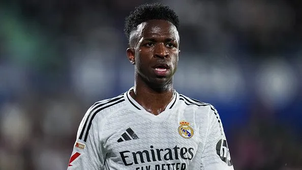 Vinicius Junior pelo Real Madrid. Foto: Aitor Alcalde/Getty Images