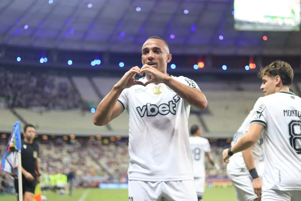 CE – FORTALEZA – 09/08/2025 – BRASILEIRO A 2025, FORTALEZA X BOTAFOGO – marcal jogador do Botafogo comemora seu gol durante partida contra o Fortaleza no estadio Arena Castelao pelo campeonato Brasileiro A 2025. Foto: Baggio Rodrigues/AGIF
