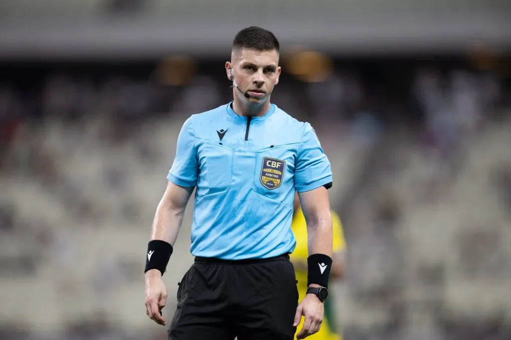 CE – FORTALEZA – 23/07/2025 – BRASILEIRO A 2025, CEARA X MIRASSOL – O arbitro Lucas Casagrande durante partida entre Ceara e Mirassol no estadio Arena Castelao pelo campeonato Brasileiro A 2025. Foto: Baggio Rodrigues/AGIF