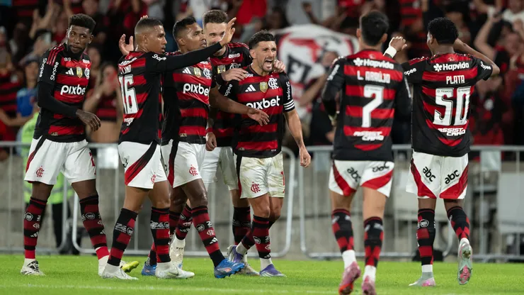 Jogadores do Flamengo comemorando durante a partida contra o Mirassol - Foto: Jorge Rodrigues/AGIF