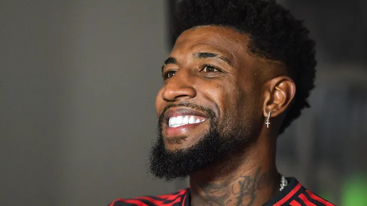 Emerson Royal antes de partida contra o Atlético-MG, no Maracanã, pelo Brasileirão.