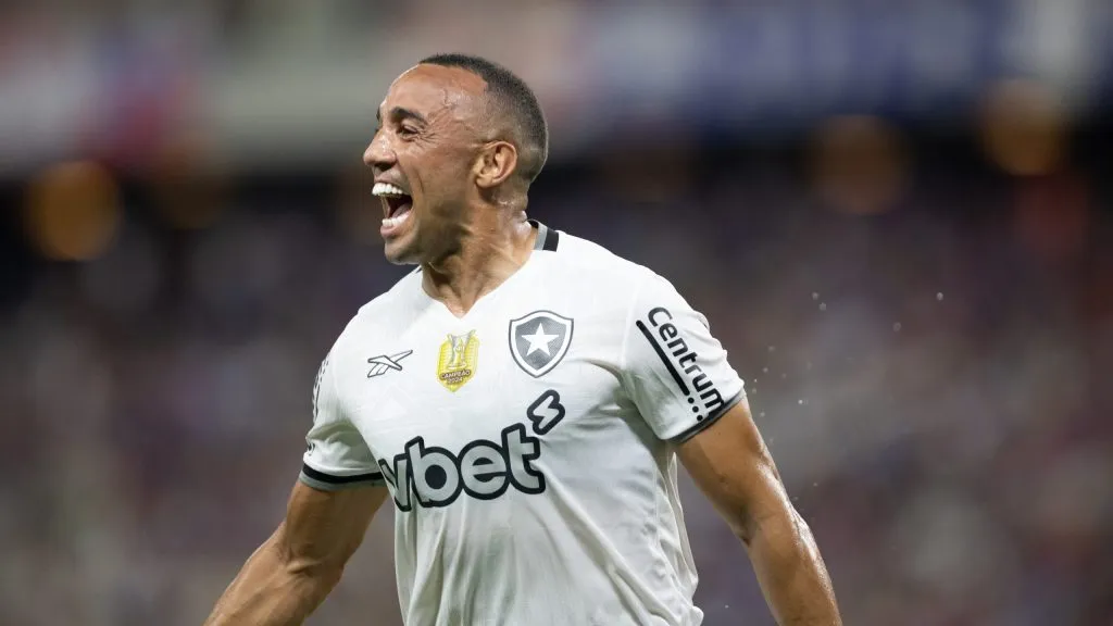 Marçal, lateral-esquerdo do Glorioso. Foto: Baggio Rodrigues/AGIF.