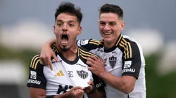 RJ - RIO DE JANEIRO - 10/08/2025 - BRASILEIRO A 2025, VASCO X ATLETICO-MG - Gabriel Menino jogador do Atletico-MG comemora seu gol com Natanael jogador da sua equipe durante partida contra o Vasco no estadio Sao Januario pelo campeonato Brasileiro A 2025. Foto: Jorge Rodrigues/AGIF