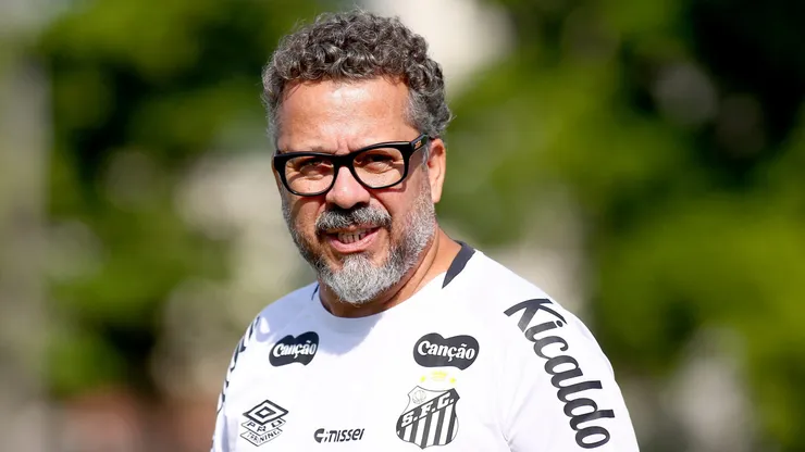Cleber Xavier, tecnico do Santos durante treino no Centro de Treinamento CT Rei Pele.