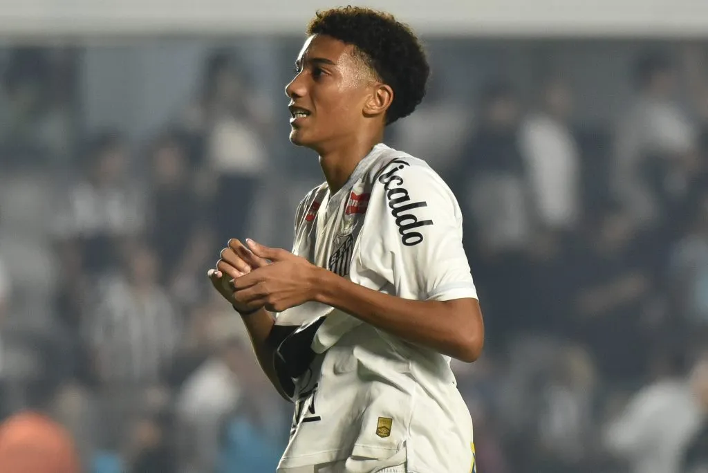 Robinho Jr, jogador do Santos comemora vitoria ao final da partida contra o Flamengo no estadio Vila Belmiro pelo campeonato Brasileiro A 2025.  Foto: Jota Erre/AGIF