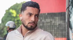 Alex Telles jogador do Botafogo durante chegada da equipe para partida contra o Sport no estadio Ilha do Retiro pelo campeonato Brasileiro A 2025. Foto: Rafael Vieira/AGIF