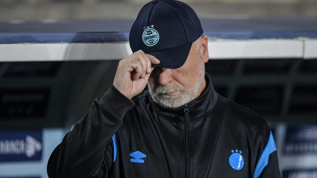 Mano Menezes, técnico do Grêmio, durante partida contra o Fluminense no estadio Maracana pelo campeonato Brasileiro A 2025. Foto: Thiago Ribeiro/AGIF