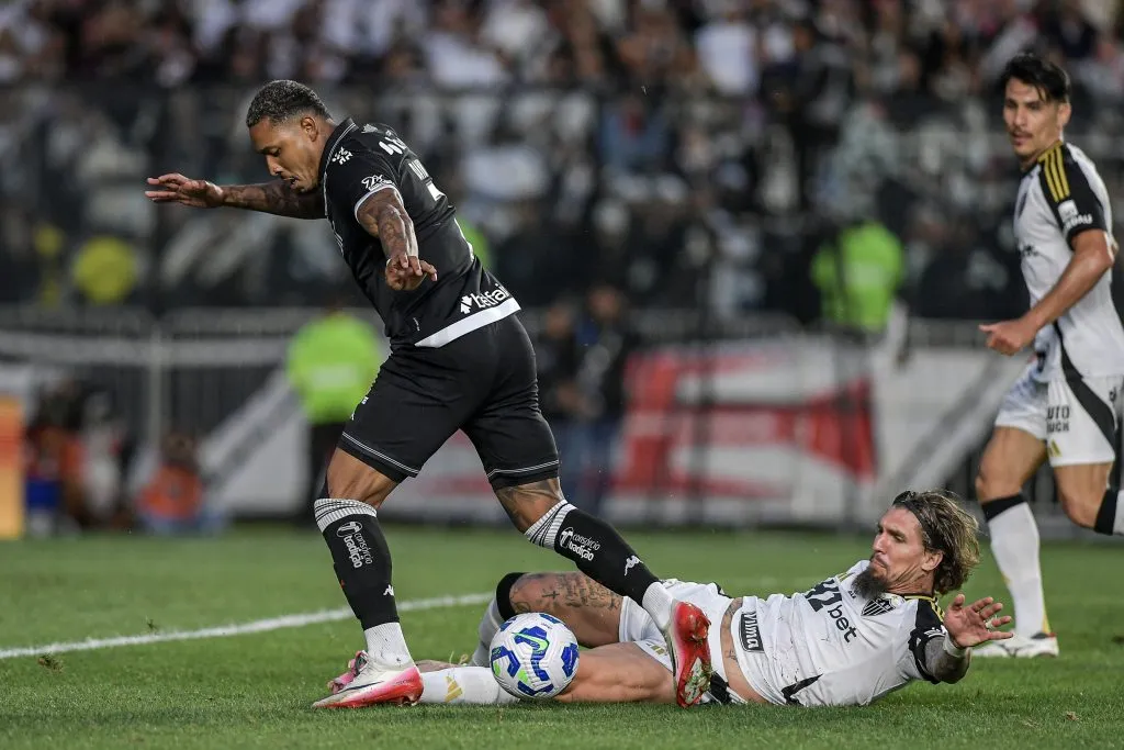 David jogador do Vasco disputa lance com Lyanco jogador do Atletico-MG durante partida no estadio Sao Januario pelo campeonato Brasileiro A 2025. Foto: Thiago Ribeiro/AGIF