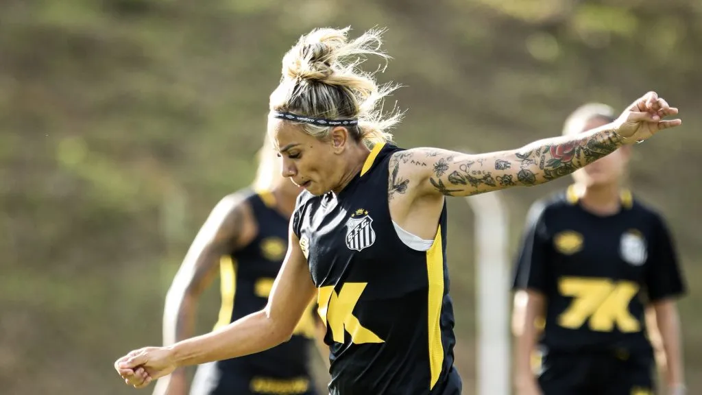 Laryh jogadora do Santos em treinamento