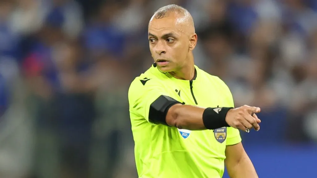 Árbitro Wilton Pereira Sampaio durante partida. Foto: Gilson Lobo/AGIF