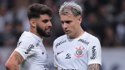 - Roger Guedes ao lado de Yuri Alberto