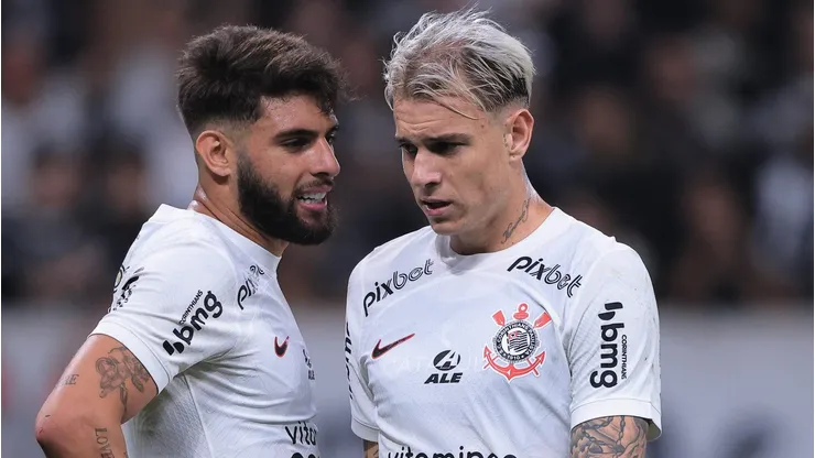 - Roger Guedes ao lado de Yuri Alberto