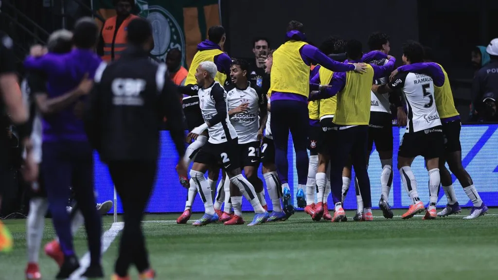 Jogadores do Corinthians comemorando. Foto: Ettore Chiereguini/AGIF