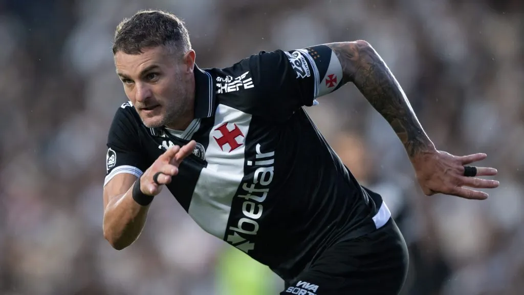 Vegetti em ação no jogo do Vasco. P empate saiu dos pés dele – Foto: Jorge Rodrigues/AGIF